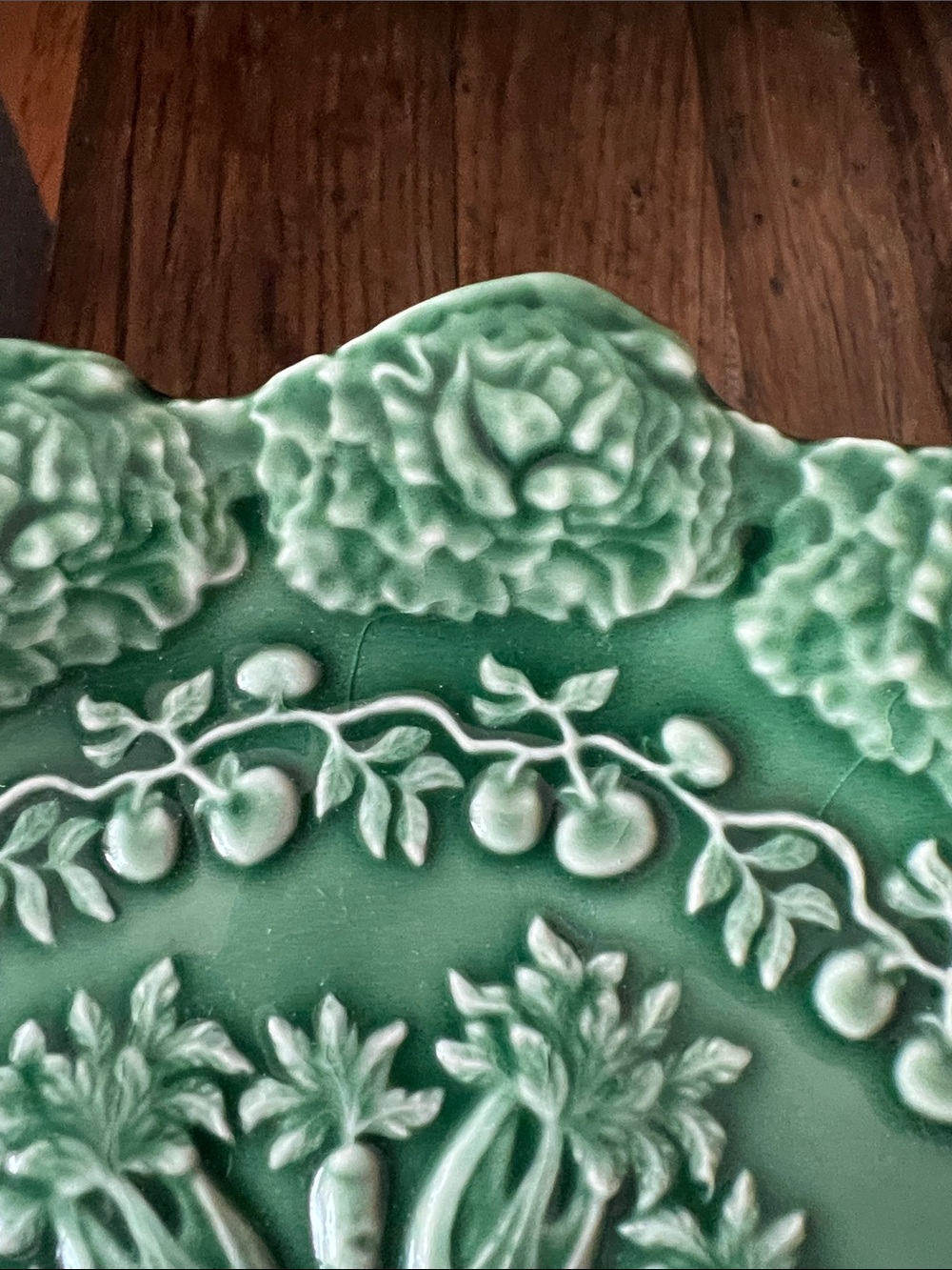 Vintage Bordallo Pinheiro Celery, Carrots, Tomatoes & Cabbage salad plate - Picture 8 of 9